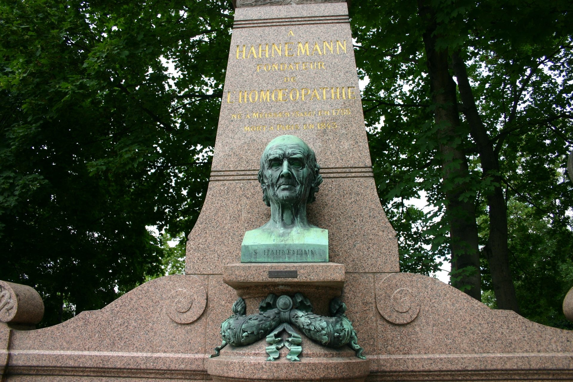 Samuel Hahnemann's tomb, Pere Lachaise Cemetery, Paris (3).JPG